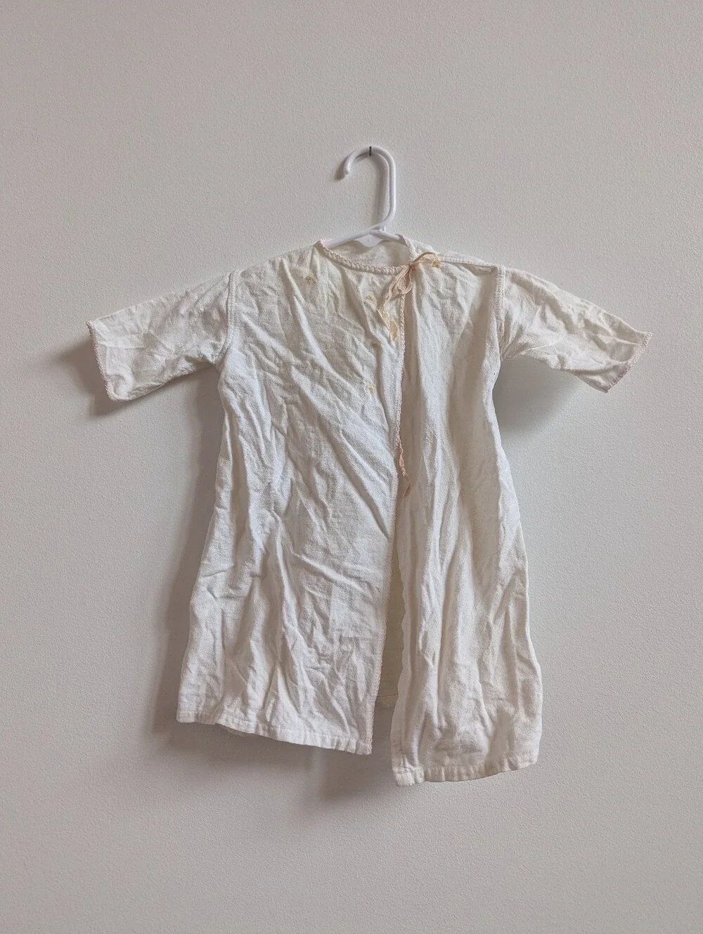 Vtg Robe 3-6m Cream Soft Antique